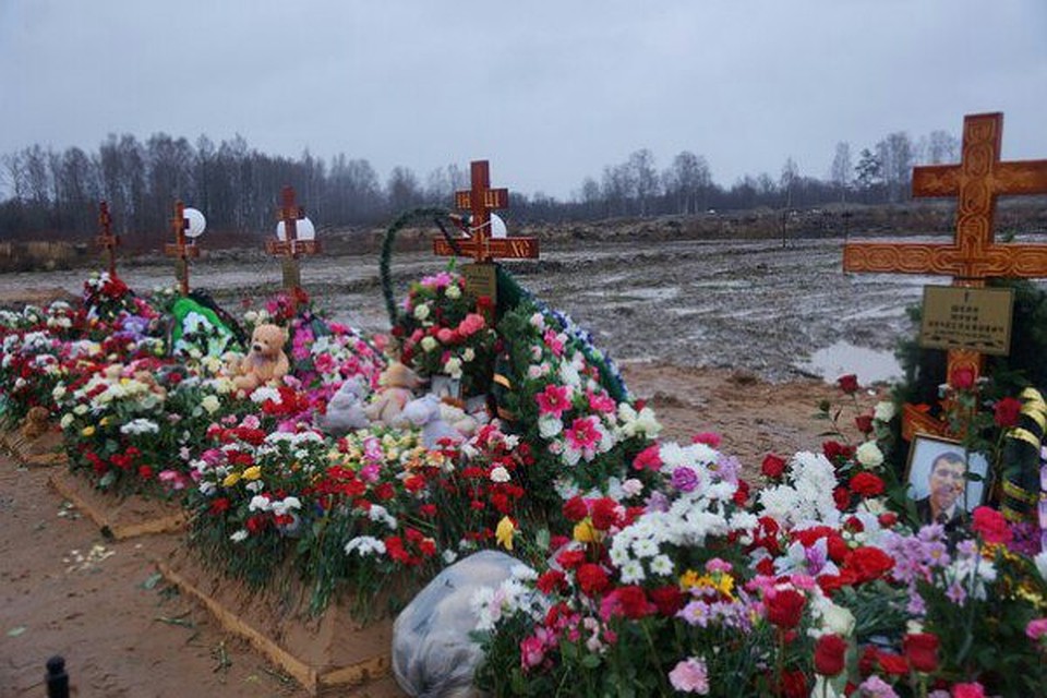 Пять крестов на кладбище в Петергофе - здесь покоится вся дружная семья Шеиных. Проститься с ними пришли десятки человек. Фото: СОЦСЕТИ