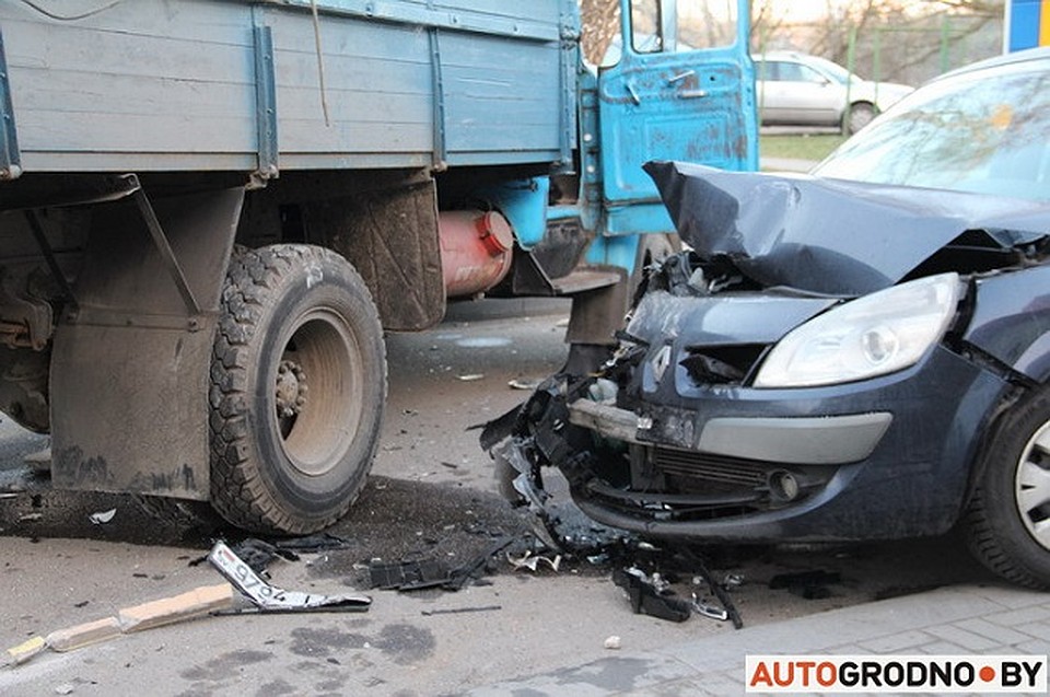 В итоге гонки пострадало три машины Фото: http://autogrodno.by/