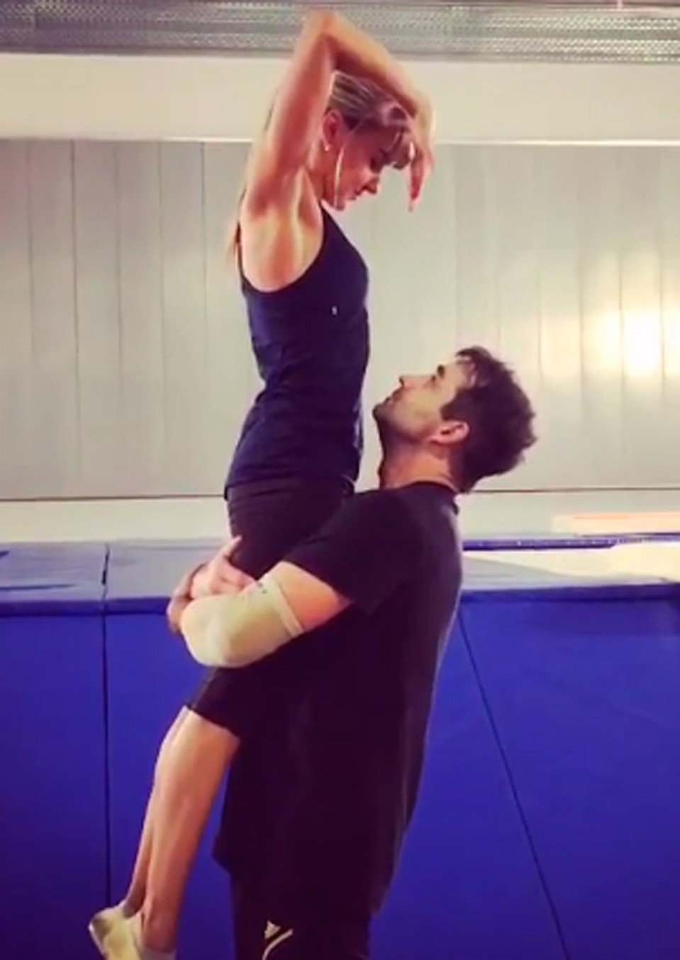 Дмитрий Певцов во время репетиции шоу "Без страховки". Фото: стоп-кадр видео instagram.com