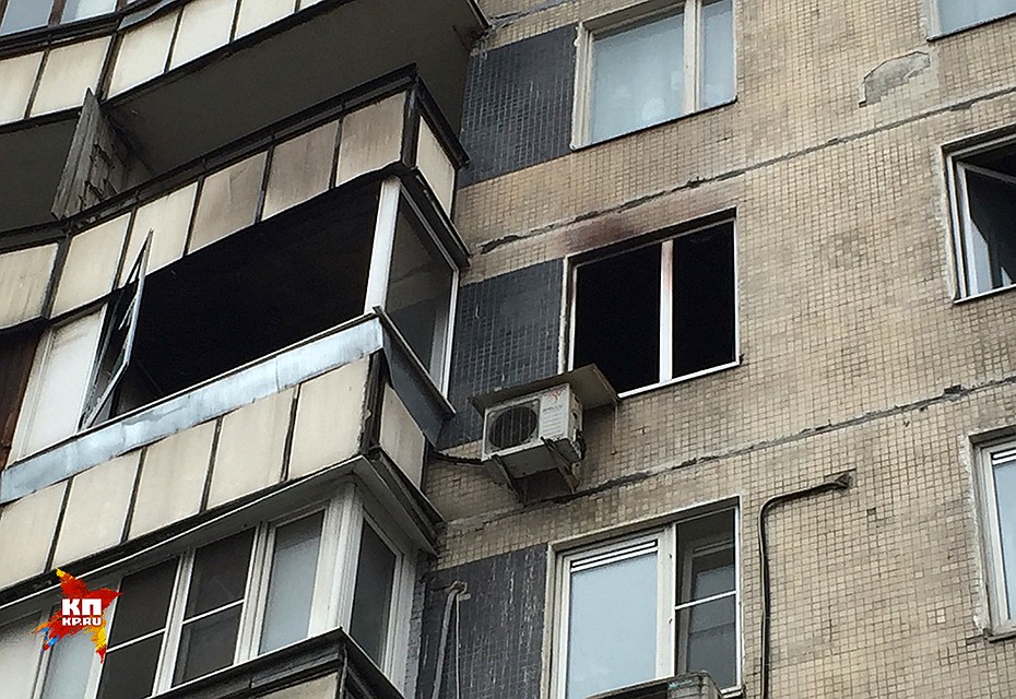 Спустя час удалось потушить горящую квартиру Фото: Виктор ГУСЕЙНОВ