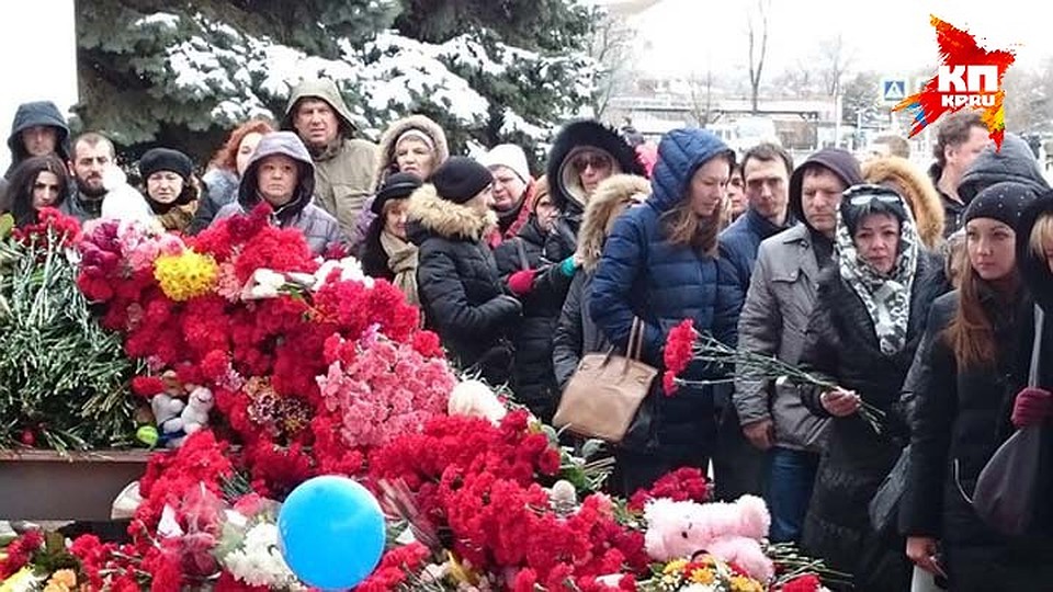 Люди идут нескончаемым потоком Фото: Илья БОГОМОЛОВ