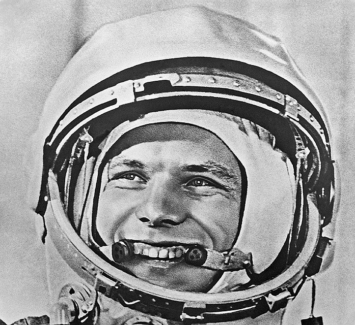 Юрий Гагарин перед космическим полетом. Кадр из фильма "Первый рейс к звездам". Фото: Фотохроника ТАСС