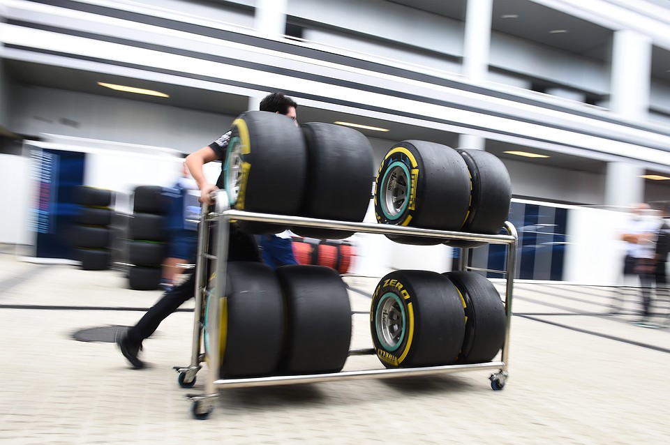 Кто планирует 28 апреля попасть на прогулку по пит-лейну и открытие F1 Village, уже могут действовать, ведь чем раньше покупается билет, тем больше скидка. Фото Сочи Автодром