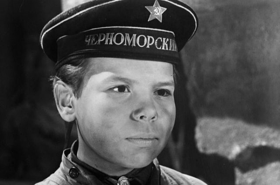 О юном партизане даже написали книгу и сняли фильм - "Улица младшего сына". Роль Володи Дубинина сыграл Саша Корнев.