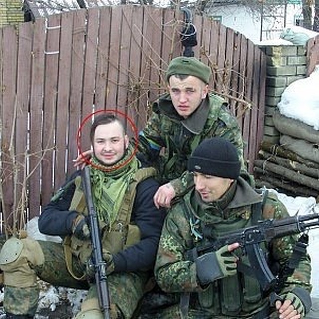 В соцсети Вконтакте Регор (на фото выделен кружочком) называет себя именем германского генерал-фельдмаршала Эрвина Роммеля. Фото: Личная страничка героя публикации в соцсети