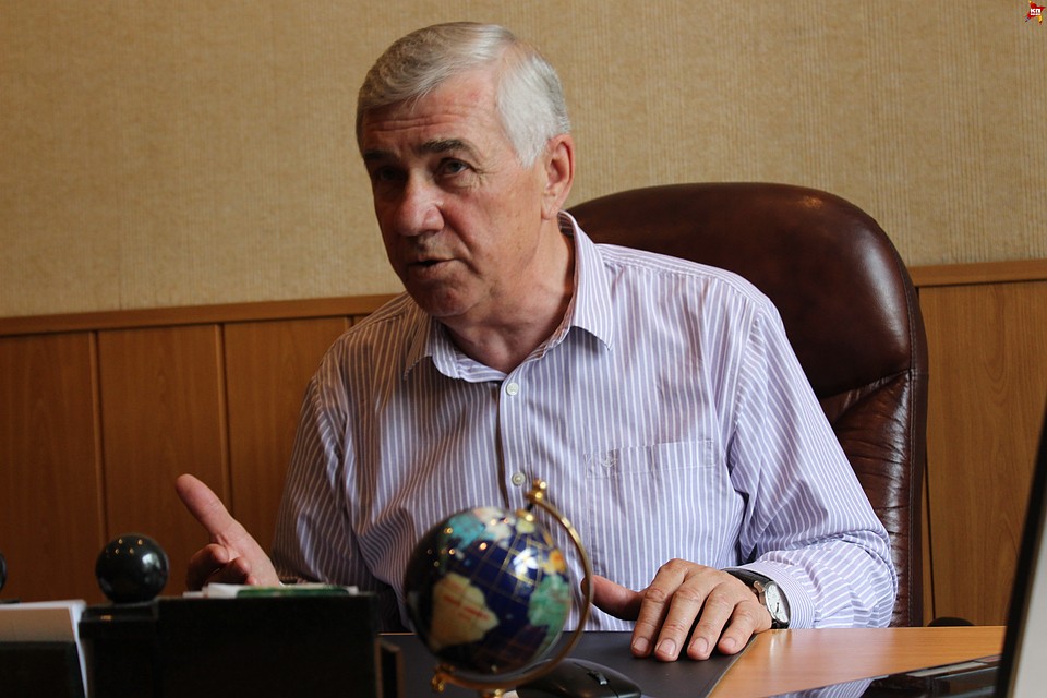 «Думаете, было бы правильно, если бы мы все занимались только этим гуманоидом? Там убивают нормальных людей, а мы бы все тут решали, что делать с мумией дальше. Продать его или не продать, да?» - негодует бывший начальник Бендлина Александр Дудик Фото: Андрей ГОРБУНОВ