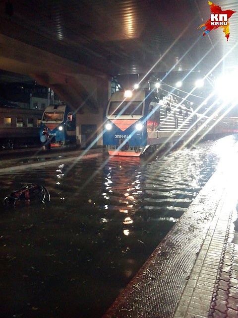 Рельсы полностью скрылись под водой