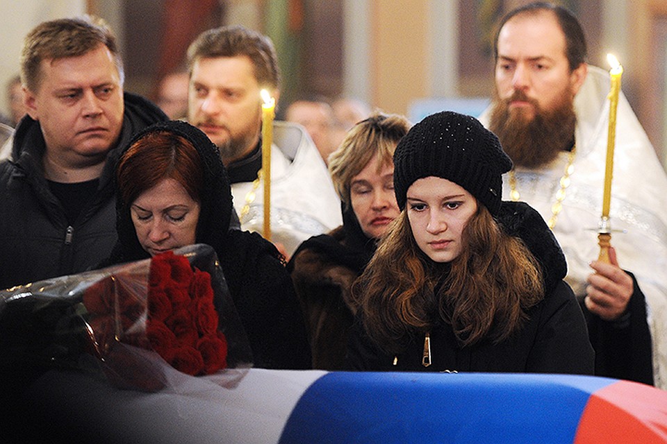 Декабрь 2015 года. Родственники погибшего пилота Олега Пешкова на похоронах в Липецке. ФОТО Александр Рюмин/ТАСС