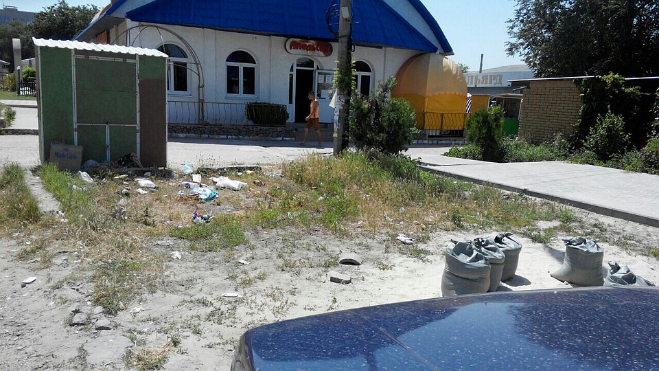Пакеты и бутылки валяются по всему городу. А зачем, и так ведь сойдет?! Фото: Ольга Капышева.