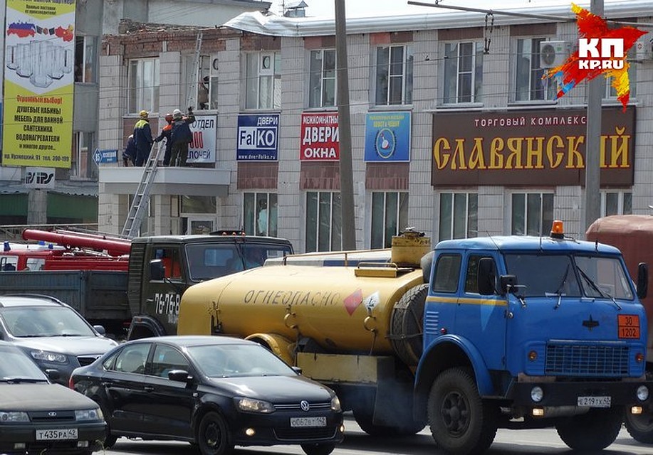 После начала поисково-спасательной операции движение перекрыли. Фото: Виталий БУРЦЕВ