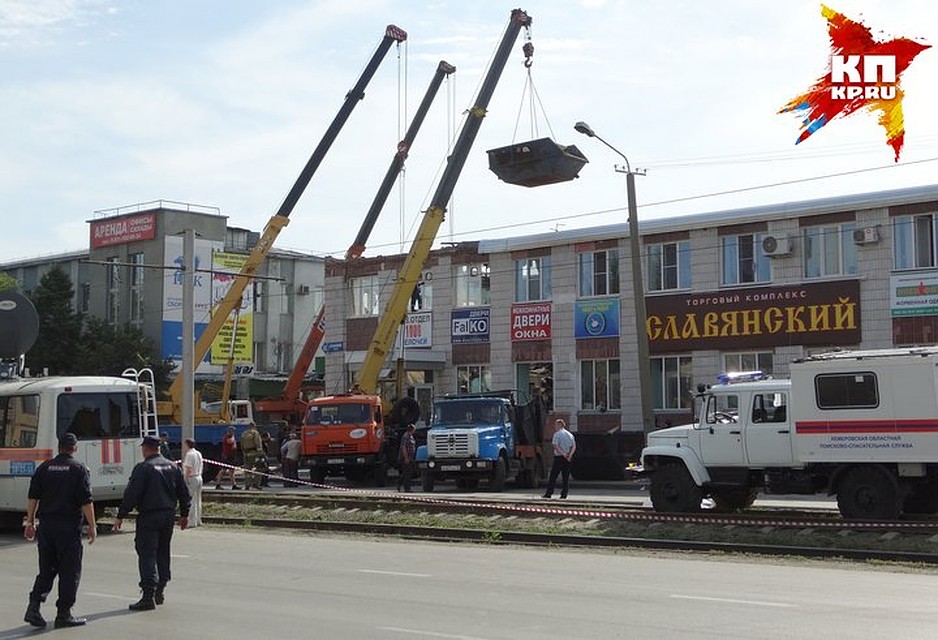 Обломки с места обрушения убирали в специальную машину. Фото: Виталий БУРЦЕВ