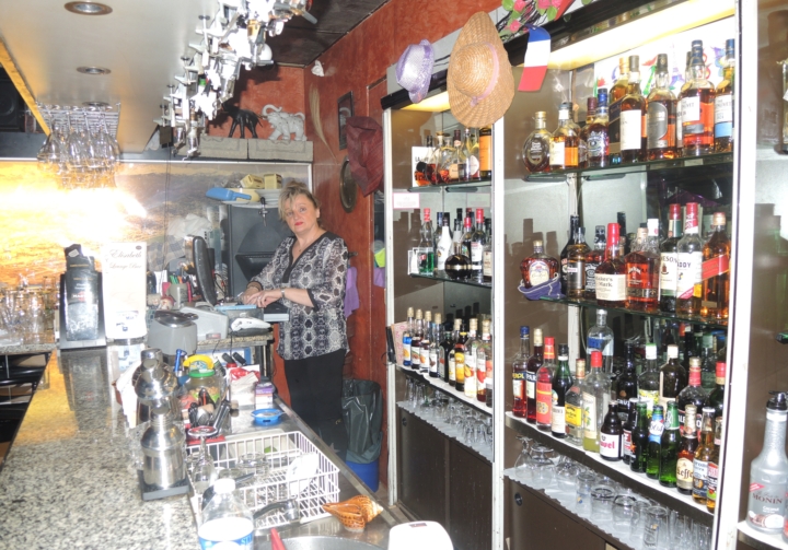 Хозяйка маленького бара в Ницце Элизабет, как настоящая француженка, уверена, что "террористами становятся из-за проблем с женщинами" Фото: Дарья АСЛАМОВА