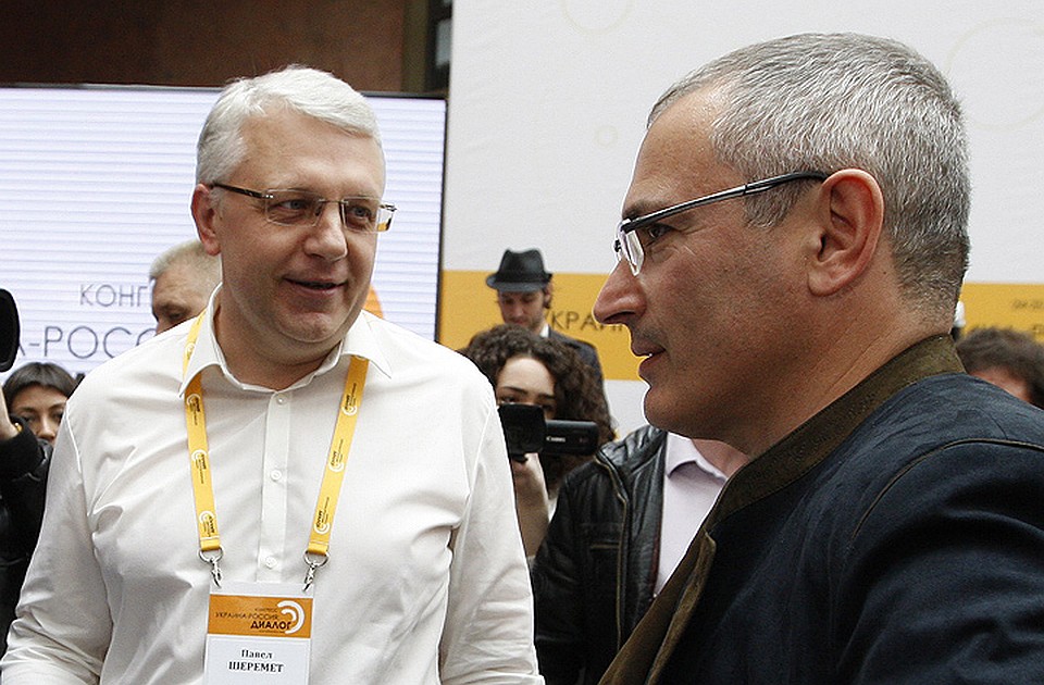 Киев. 24 апреля 2014 г. Павел Шеремет и экс-руководитель "ЮКОСа" Михаил Ходорковский во время конгресса "Украина-Россия: диалог". Фото ИТАР-ТАСС/ Максим Никитин