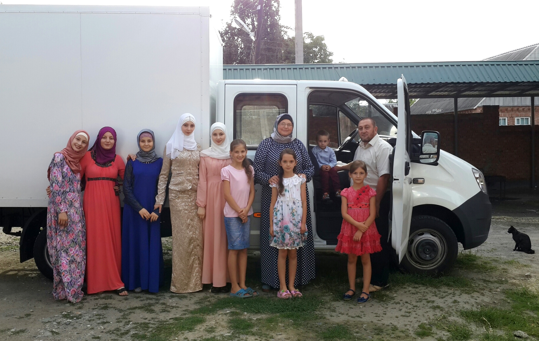 Вся семья Дзахкиевых у нового автомобиля ГАЗель NEXT. Фото: Магомед ДЗАХКИЕВ 