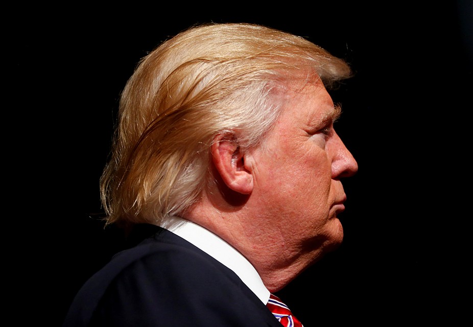 Его проивники издевались над прической Трампа. Дескать, парик носит, фальшивые волосы на голове. Америке не нужен фальшивый президент! Фото: REUTERS