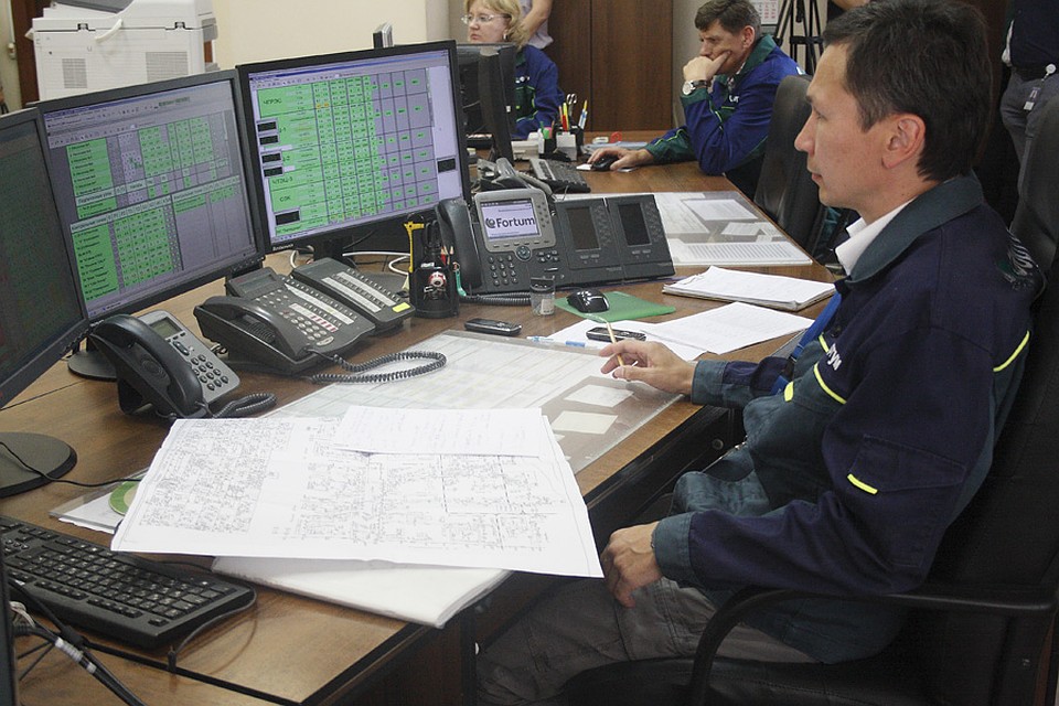 Вся информация о состоянии магистральных теплопроводов стекается в диспетчерский пункт. О неполадках в системе диспетчеры узнают раньше, чем это почувствуют потребители. Фото: Андрей Семенов