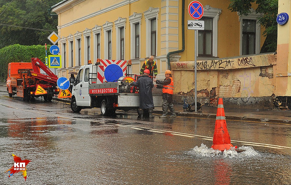 На 13.00 понедельника, 15 августа, в диспетчерскую «Мосводостока» поступило 257 жалоб на подтопления Фото: Иван МАКЕЕВ