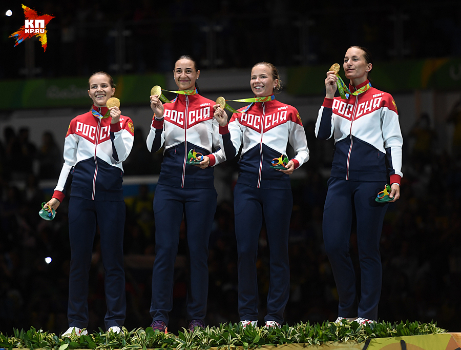 Российские спортсменки Екатерина Дьяченко, Яна Егорян, Юлия Гаврилова и Софья Великая (слева направо), завоевавшие золотые медали в командном первенстве по фехтованию на саблях среди женщин Фото: Владимир ВЕЛЕНГУРИН