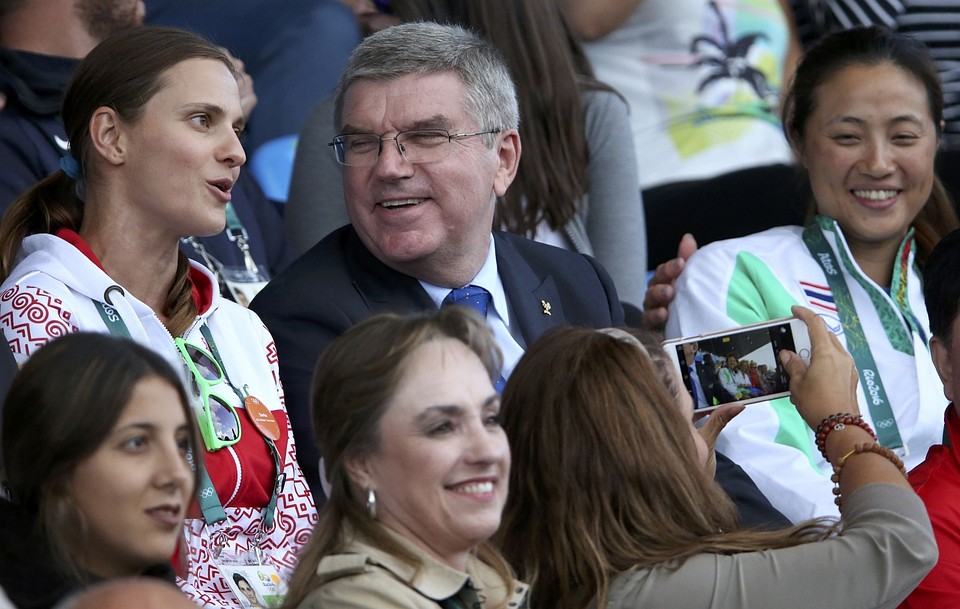 Президент МОК Томас Бах на финале соревнований по стрельбе среди женщин. Фото: REUTERS