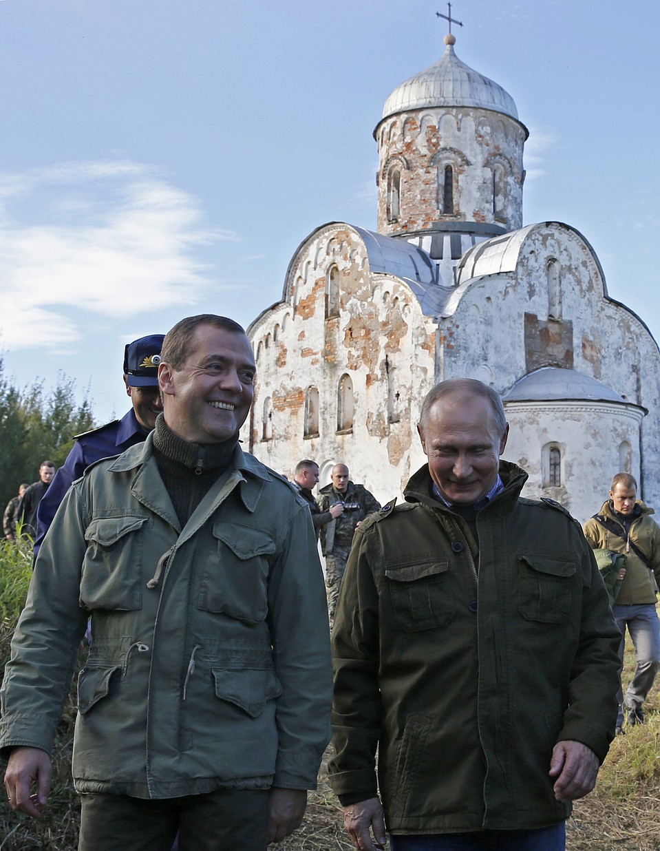 Путин и Медведев после посещения церкви Николы на Липне, построенной в 13-м веке. Фото: Алексей Дружинин/пресс-служба президента РФ/ТАСС