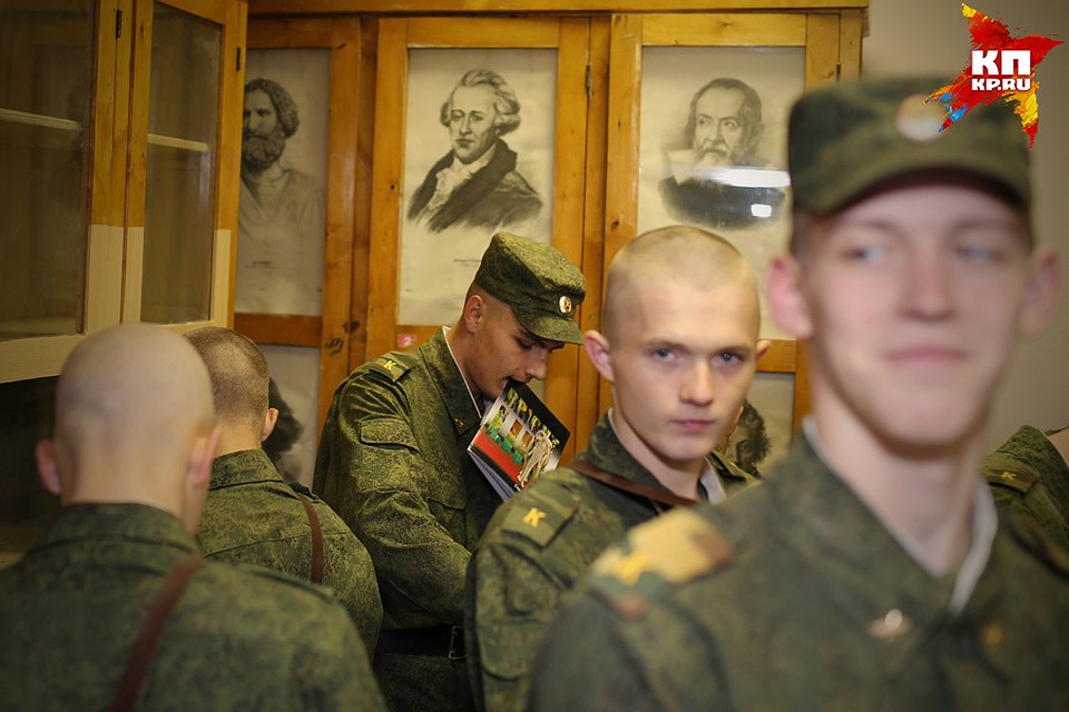 Военное образование стало синонимом «путевки в жизнь»: базовая зарплата офицера ВВС начинается с 40 тыс. руб. Фото: Валерий ЗВОНАРЕВ