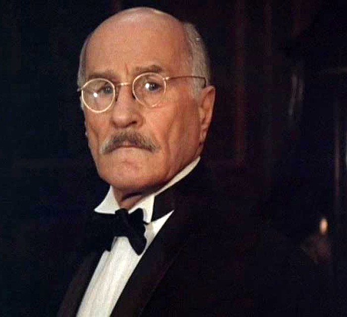 И лишь в 1987-м Зельдин получил в кино подлинно коронную роль, с которой и будет ассоциироваться у большинства зрителей: это Уоргрейв, вершитель идеального суда в «Десяти негритятах» Фото: кадр из фильма