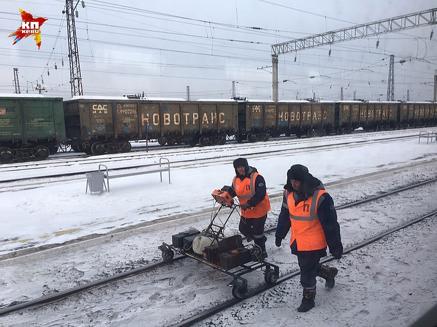 Жизнь за окном идет своим чередом Фото: Виктор ГУСЕЙНОВ