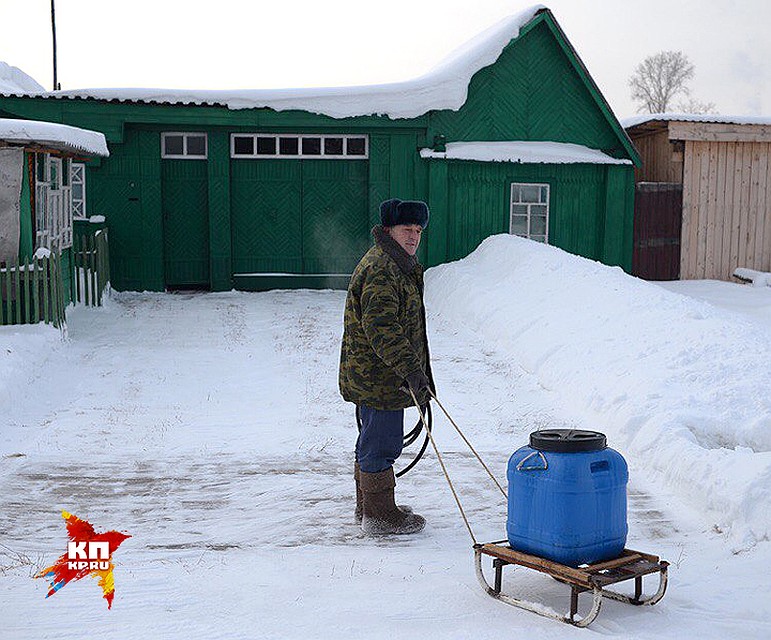 Петр Ильич пришел на колонку набрать воды. Фото: Виктор ГУСЕЙНОВ