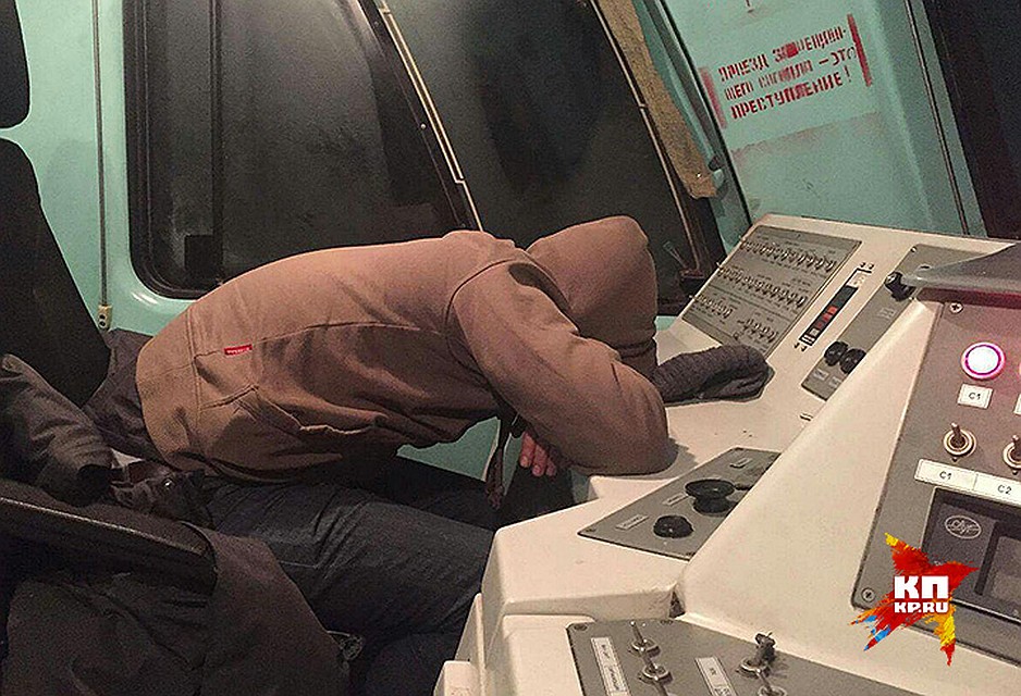 В таком виде журналисты промерзли в кабине восемь часов. Фото: Виктор ГУСЕЙНОВ