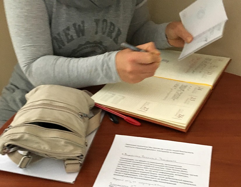 При входе в дом Пракаша у нашей Натальи Варсеговой попросили паспорт, переписали данные в тетрадь и заставили подписать бумагу о добровольном присутствии Фото: Наталья ВАРСЕГОВА