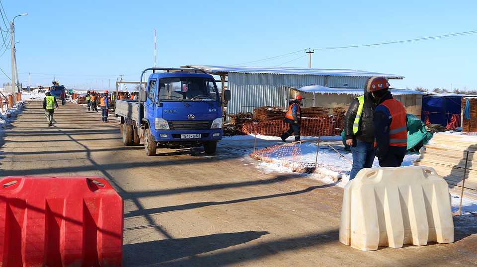 В основном на стройке трудятся россияне и приезжие с дальнего зарубежья. Фото: Анастасия КУРДЮКОВА