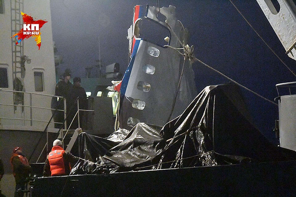 Водолазы достали со дна Черного моря обломок фюзеляжа лайнера. Фото: Владимир ВЕЛЕНГУРИН