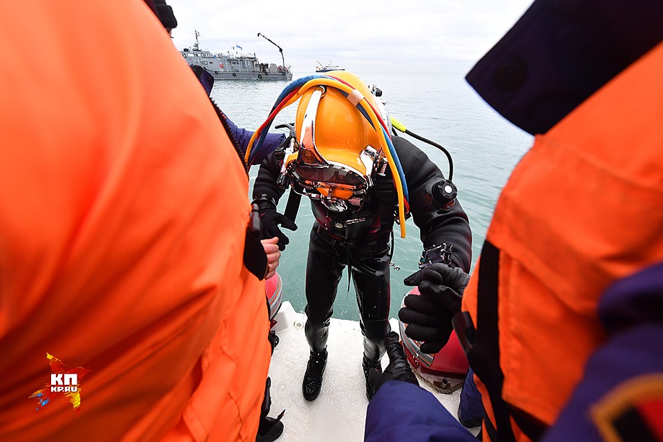 Со дня катастрофы Ту-154 на месте его падения в Черном море не переставая работают спасатели Фото: Владимир ВЕЛЕНГУРИН
