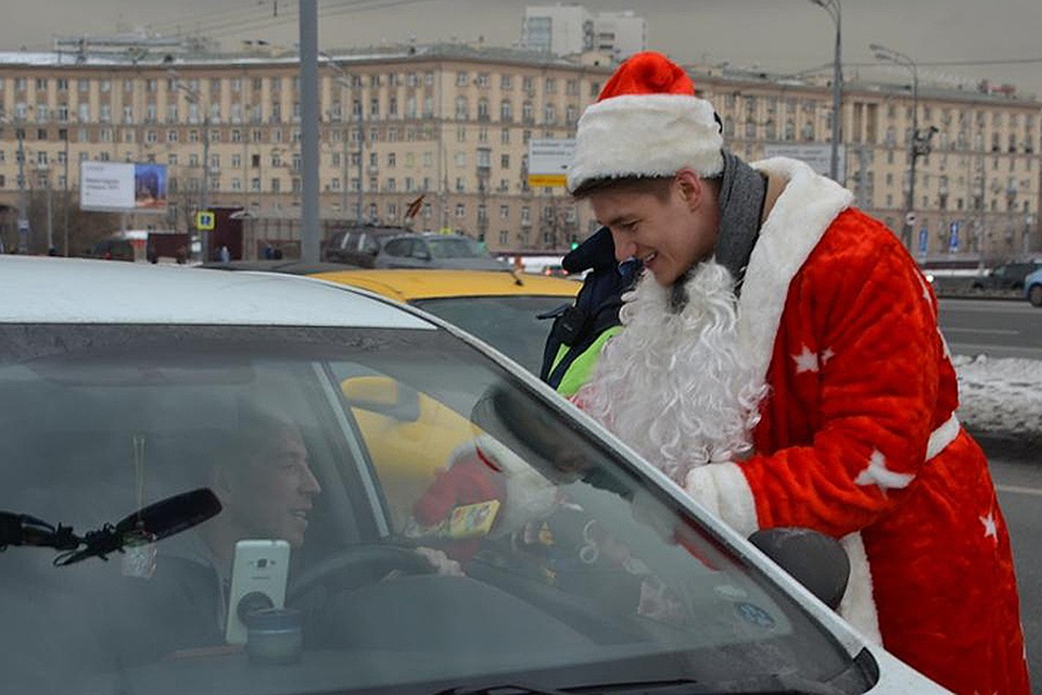 Алексей Воробьев поздравляет водителей.