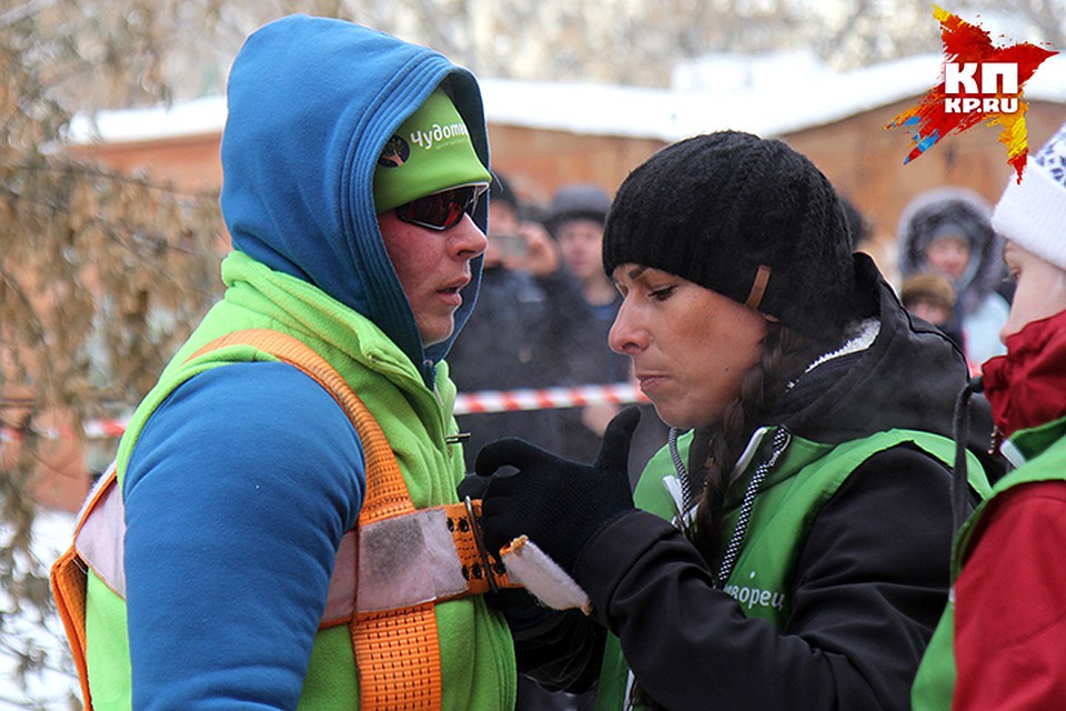 К телу Оксаны прикрепляют специальные ремни. Фото: Юлия ПЫХАЛОВА