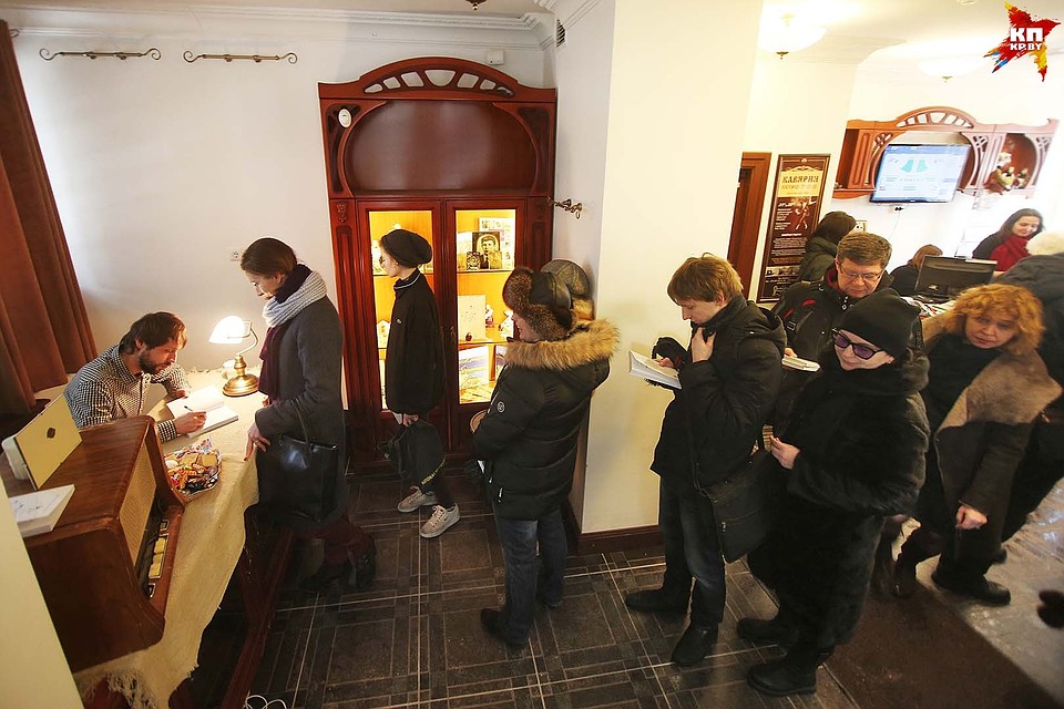 Очередь за автографом Фото: Павел МАРТИНЧИК
