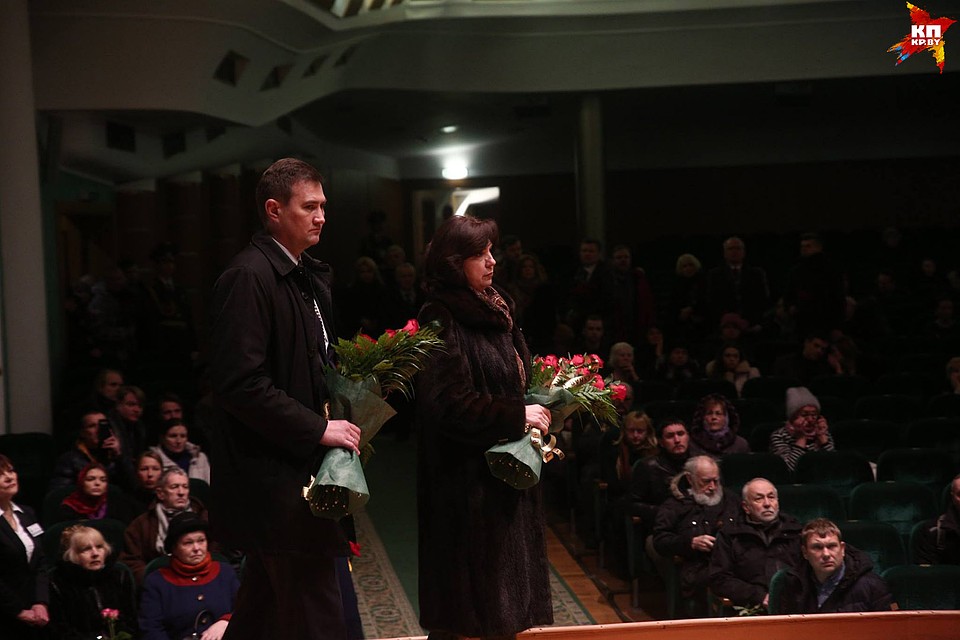 Первый заместитель главы Администрации президента Максим Рыженков и глава Администрации Наталья Кочанова принесли одинаковые букеты с красными розами. Фото: Павел МАРТИНЧИК