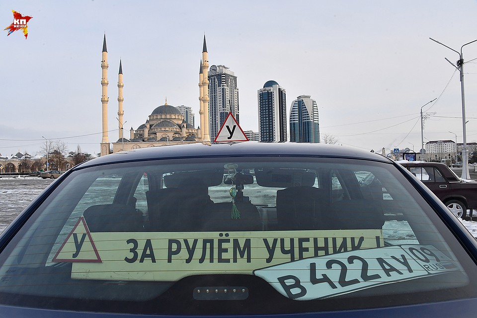 Учеба вождения в самом центре города Фото: Владимир ВЕЛЕНГУРИН