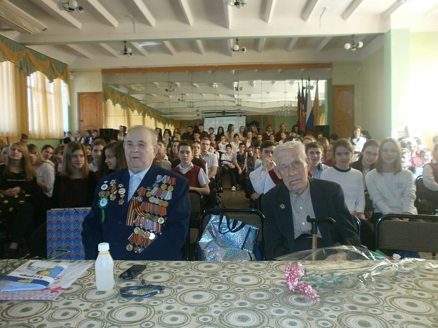 Степана Степановича (слева) приглашают в кубанские школы, где он рассказывает о войне