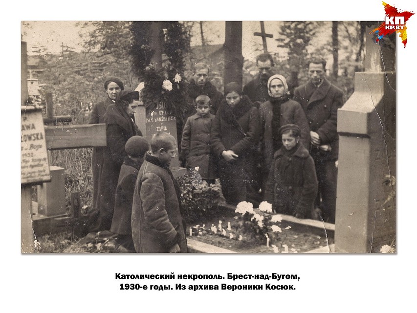 На всех старых фотографиях видно, что на похоронах присутствуют дети.