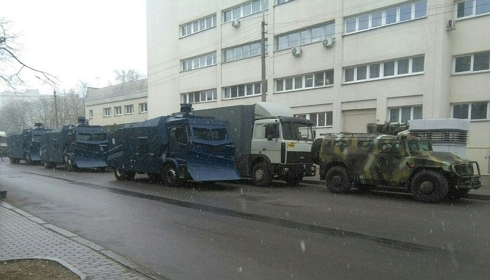 Бронированные водометы с отвалами для расчистки баррикад.