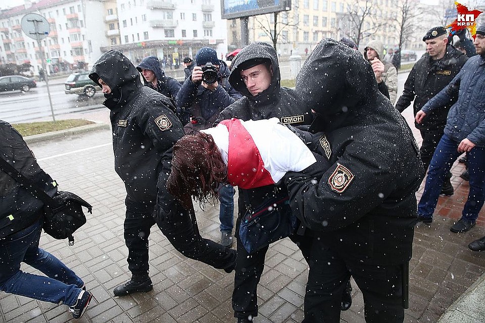 Тех, кто не хотел уходить, уносили на руках. Фото: Павел МАРТИНЧИК