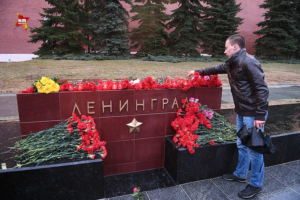 Москвичи несут цветы к стеле «Ленинград» в память жертв теракта в метро Петербурга Фото: Михаил ФРОЛОВ