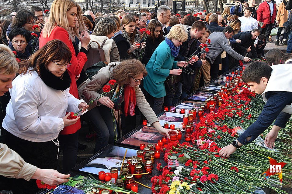 На Манежной прошел вечер памяти жертв теракта в Санкт-Петербурге Фото: Владимир ВЕЛЕНГУРИН