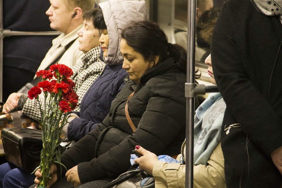 Три дня назад в это время убийца ехал к месту теракта, а сегодня жители едут этим маршрутом на похороны погибших Фото: Анна МИХАЙЛОВА