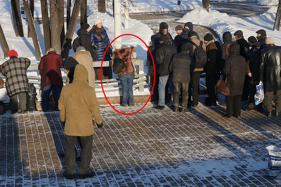 Одежда на девушке явно не с ее плеча. Фото: СОЦСЕТИ