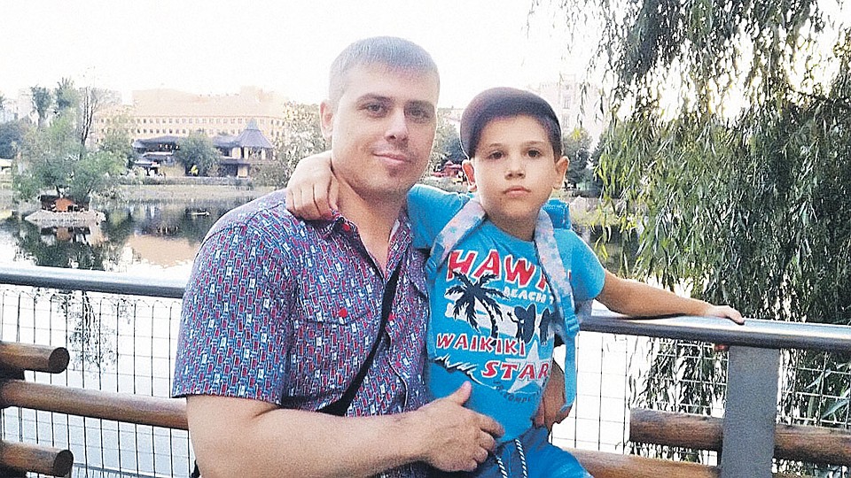 Сергей Дьяконов с сыном уже два года обивает пороги чиновников, но всегда находится закорючка, из-за которой все начинается сначала. Фото: Личный архив