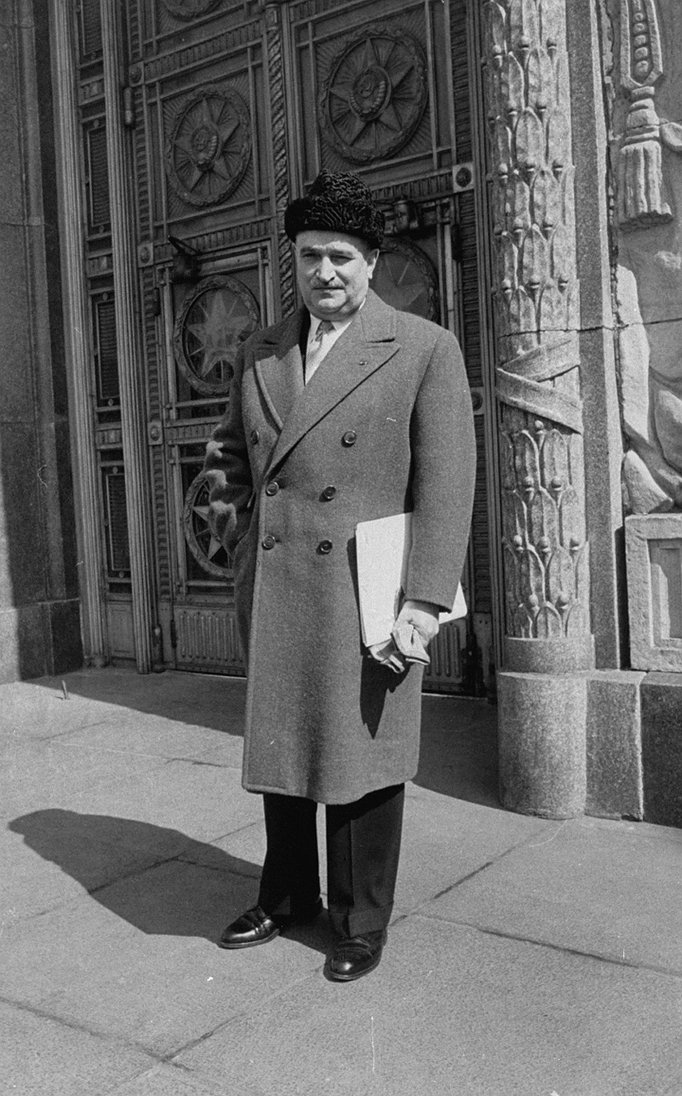 Посол Франции в СССР Морис Дежан на фоне здания МИДа, 1958 год. После скандала с вербовкой оставил дипломатическую карьеру. Скончался в Париже в 1982 году в возрасте 83-х лет. Фото: The LIFE Picture Collection/Getty Images