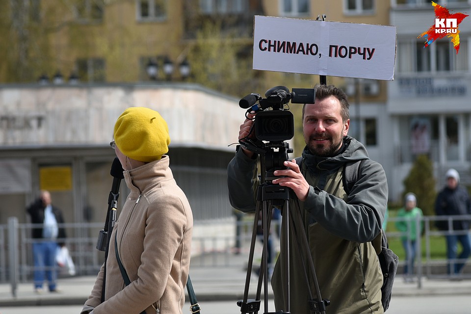 Оператор как бы намекает – своим красивым личиком перед объективом лучше не маячь. Фото: Влад КОМЯКОВ