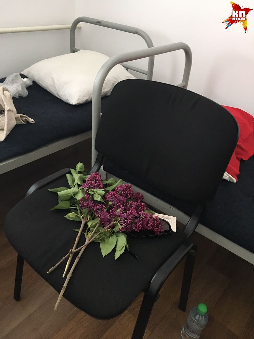 Один даже принёс нам букет сирени, что, конечно же, немного подняло настроение. Фото: Елена БОДУЭН